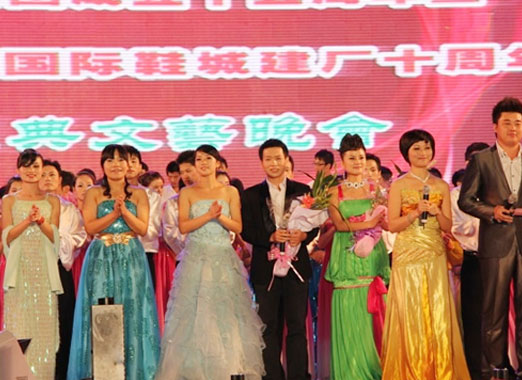 2011年10月15日，受華寶公司的邀請(qǐng)，到江西參加了華寶公司的十周年慶典 